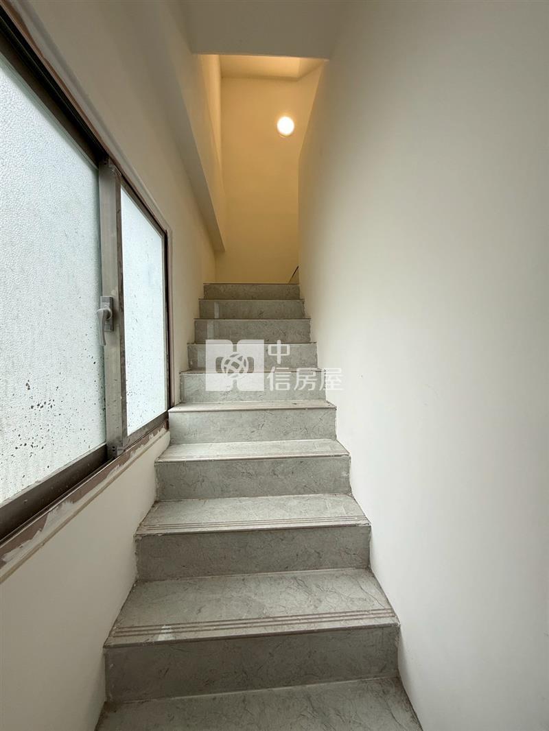 雙學區/大地坪/後花園造景整新透天房屋室內格局與周邊環境
