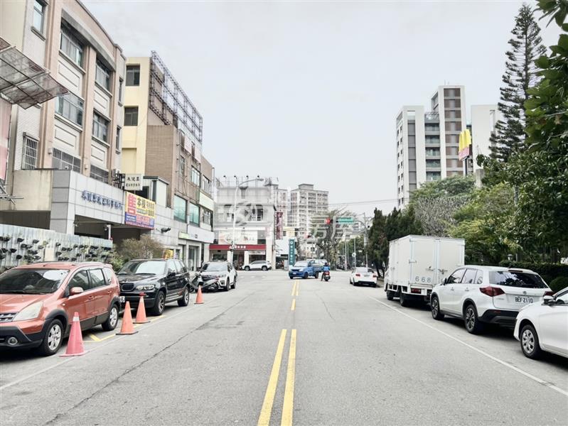 軍功國小旁雙車美墅(專任)房屋室內格局與周邊環境
