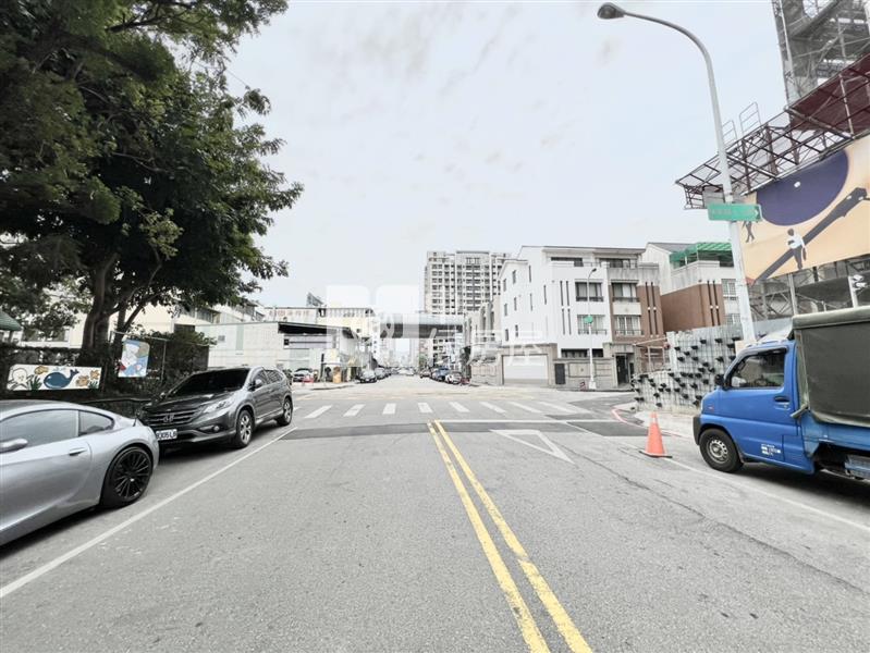 軍功國小旁雙車美墅(專任)房屋室內格局與周邊環境