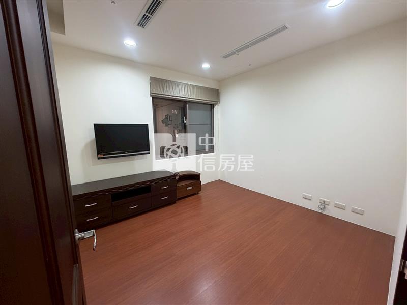總太如來朝南大四房三車位房屋室內格局與周邊環境