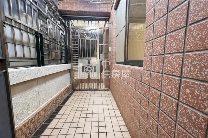 橘郡中前區裝潢庭院一樓房屋室內格局與周邊環境