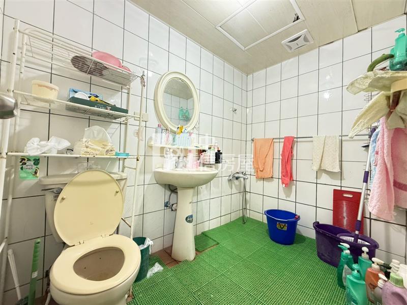 忠貞市場旁電梯兩房雙衛浴房屋室內格局與周邊環境