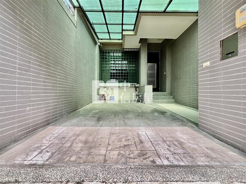 大里塗城成功商圈前院車庫美透天房屋室內格局與周邊環境