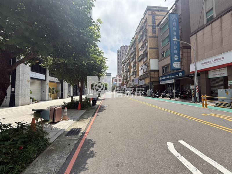 桃園藝文特區旁金店面附平面車位房屋室內格局與周邊環境