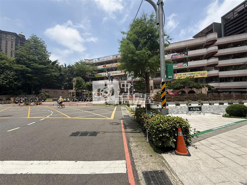 桃園藝文特區旁金店面附平面車位房屋室內格局與周邊環境