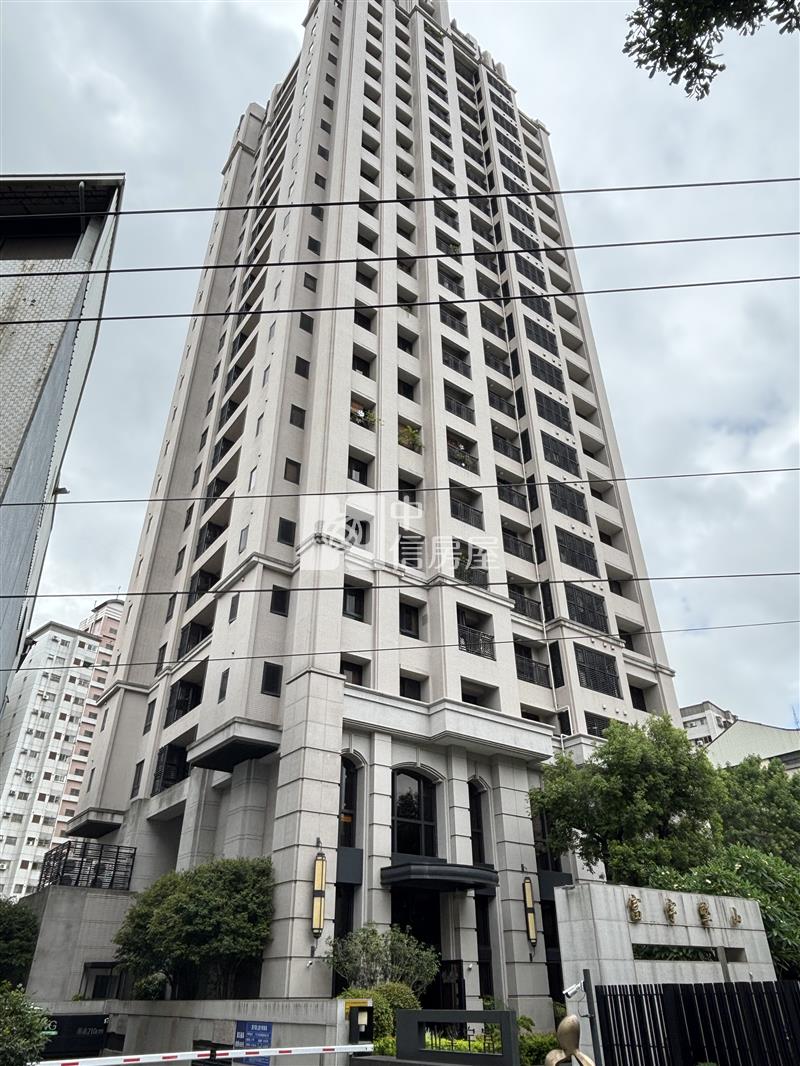 (富宇擎山)工學商圈!中山醫富宇擎山高樓層視野平車美厦房屋室內格局與周邊環境