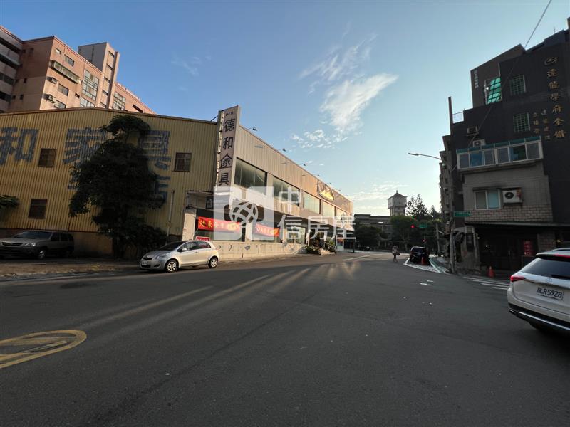 探索21大面寬七米店面挑高房屋室內格局與周邊環境