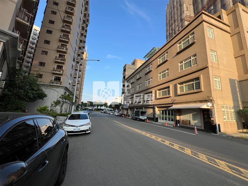 探索21大面寬七米店面挑高房屋室內格局與周邊環境