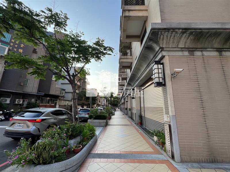 探索21大面寬七米店面挑高房屋室內格局與周邊環境