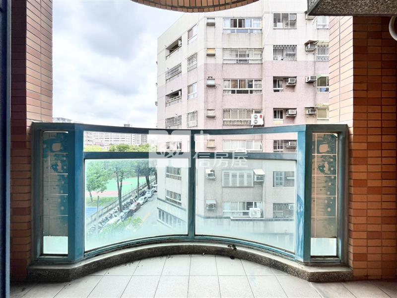 美術館旁陽光海岸美套房房屋室內格局與周邊環境