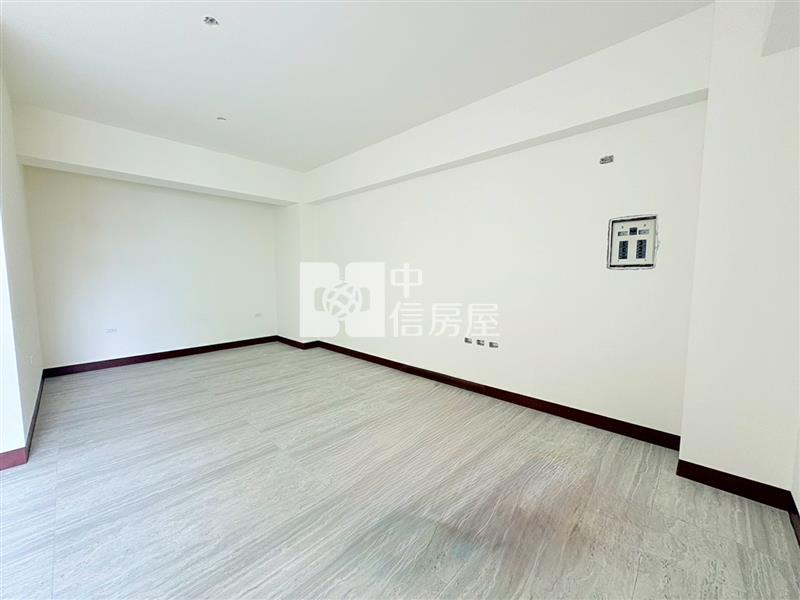 市區全新車庫別墅房屋室內格局與周邊環境