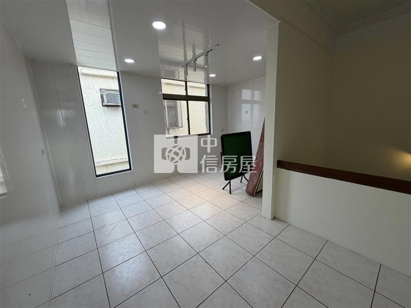 近青埔邊間透天房屋室內格局與周邊環境