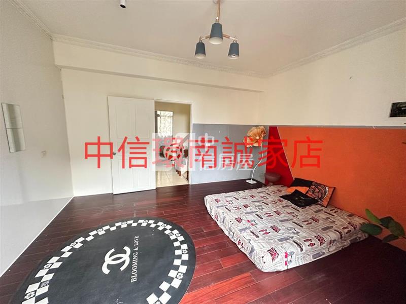 近青埔邊間透天房屋室內格局與周邊環境