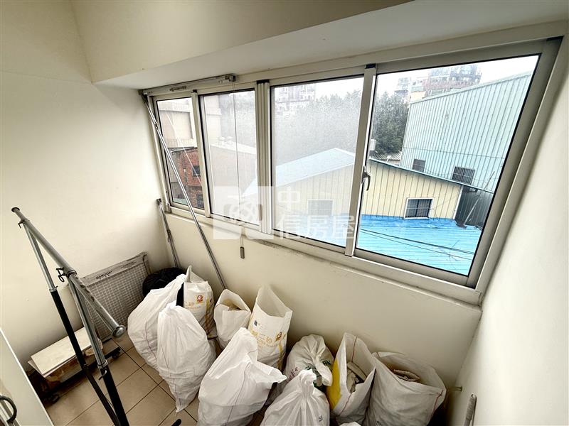 美術館|三面採光河岸三房|休旅車位房屋室內格局與周邊環境