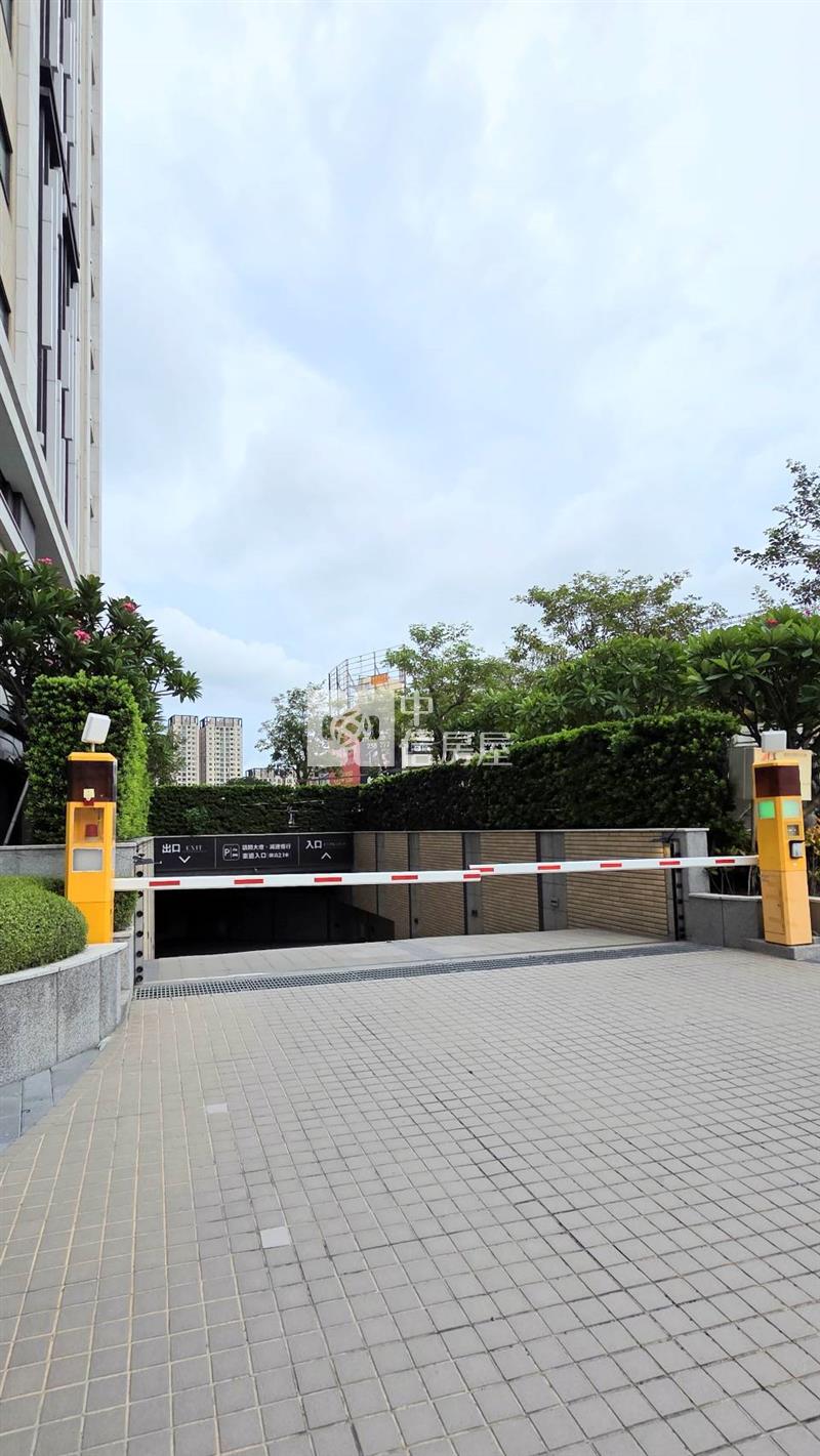 精裝修+高樓美景+雙平車優質大樓房屋室內格局與周邊環境