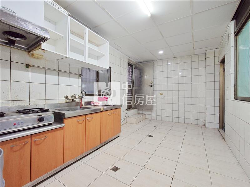 水湳愛買旁大面寬店住房屋室內格局與周邊環境