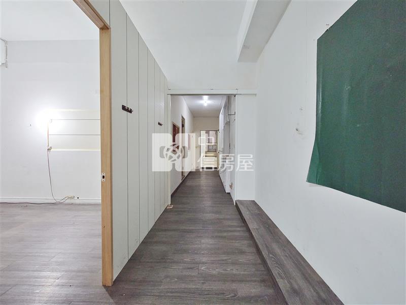 水湳愛買旁大面寬店住房屋室內格局與周邊環境