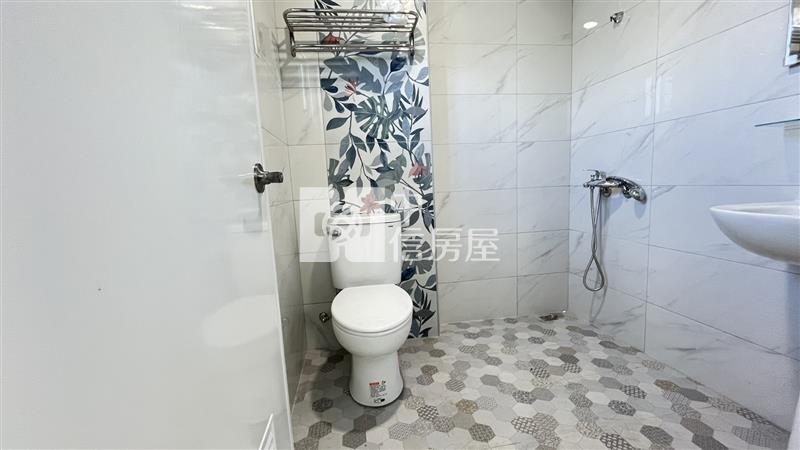 歸來新整車庫透天房屋室內格局與周邊環境
