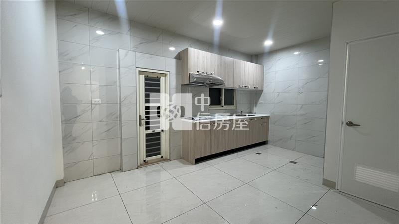 歸來新整車庫透天房屋室內格局與周邊環境