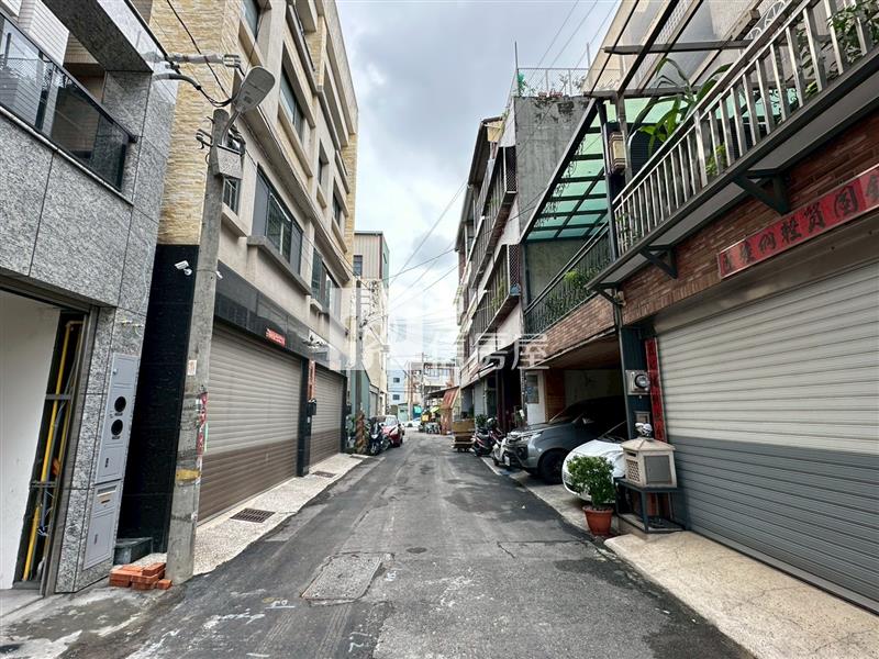 大里老街旁全新完工電梯4套房別墅房屋室內格局與周邊環境