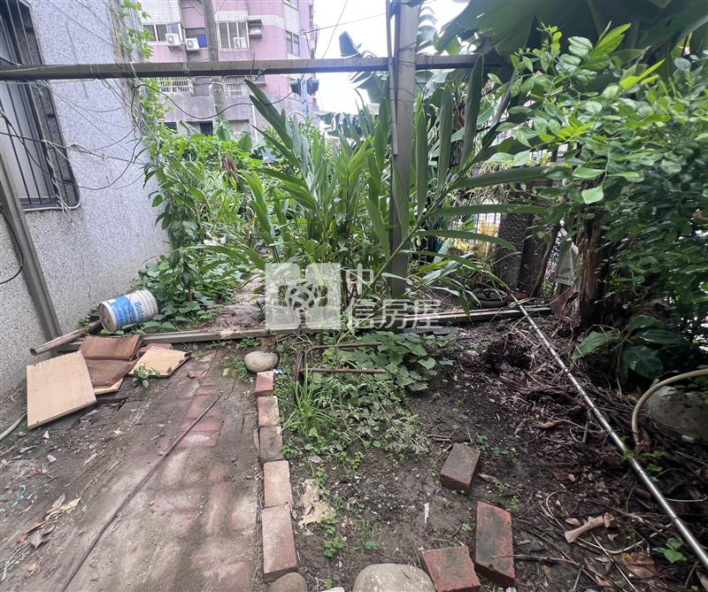 14期旁15米路角間大地坪透天房屋室內格局與周邊環境