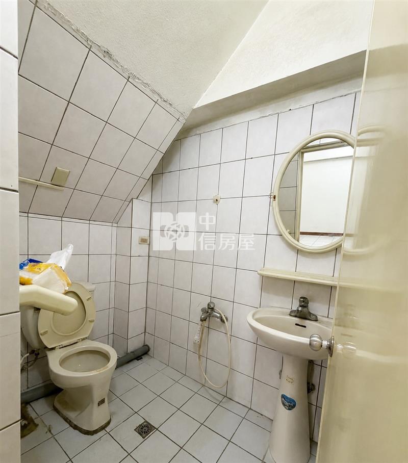 東海商圈大面寬B1+1樓店面房屋室內格局與周邊環境