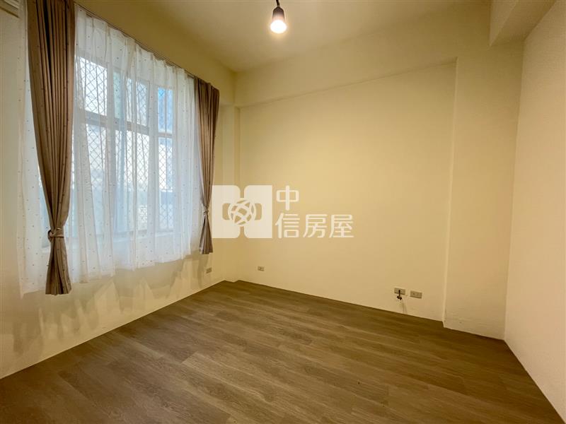 門前方便停雙車~室內30坪~內壢環中商圈2+2房房屋室內格局與周邊環境