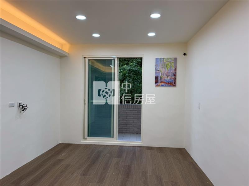 ▲東信路裝潢露台戶美屋房屋室內格局與周邊環境
