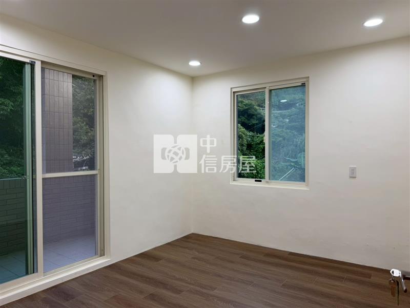 ▲東信路裝潢露台戶美屋房屋室內格局與周邊環境