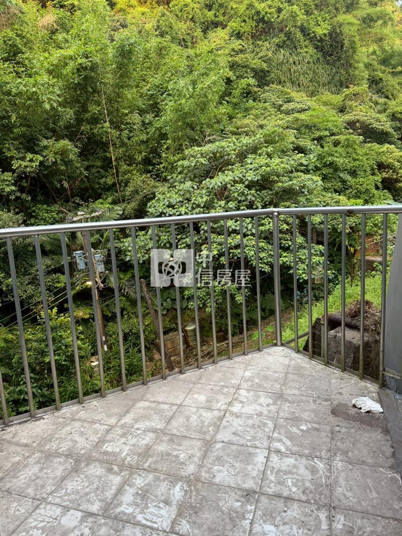 ▲東信路裝潢露台戶美屋房屋室內格局與周邊環境