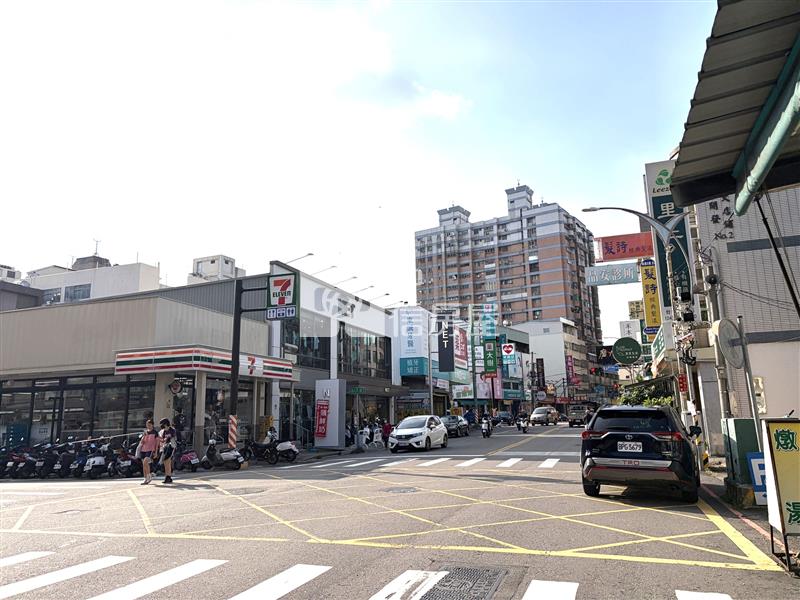 潭子勝利商圈雙透天18間收租套房房屋室內格局與周邊環境