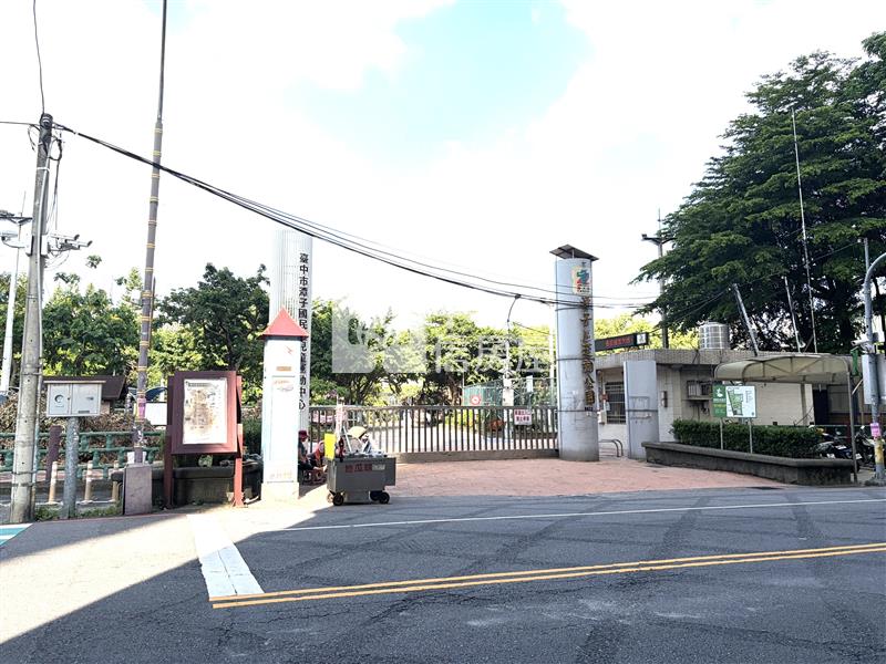 潭子勝利商圈雙透天18間收租套房房屋室內格局與周邊環境