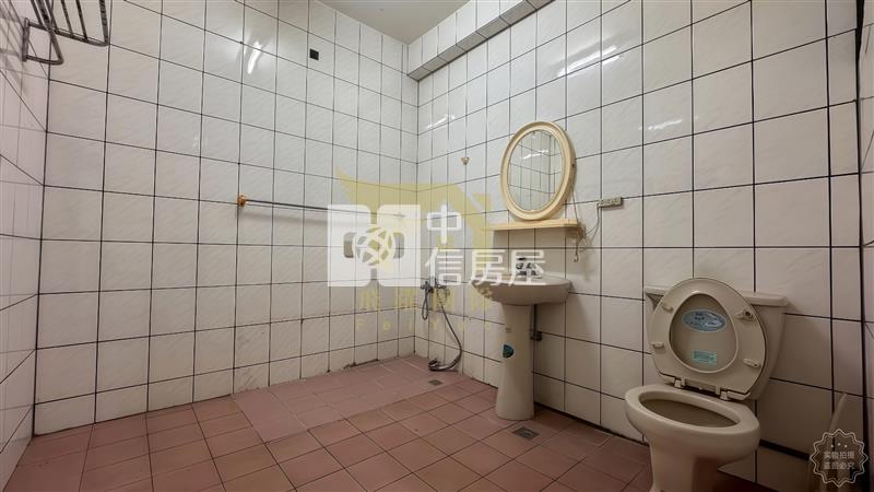 中壢體育園區旁｜大地坪前院停車透天｜使用空間約80坪房屋室內格局與周邊環境