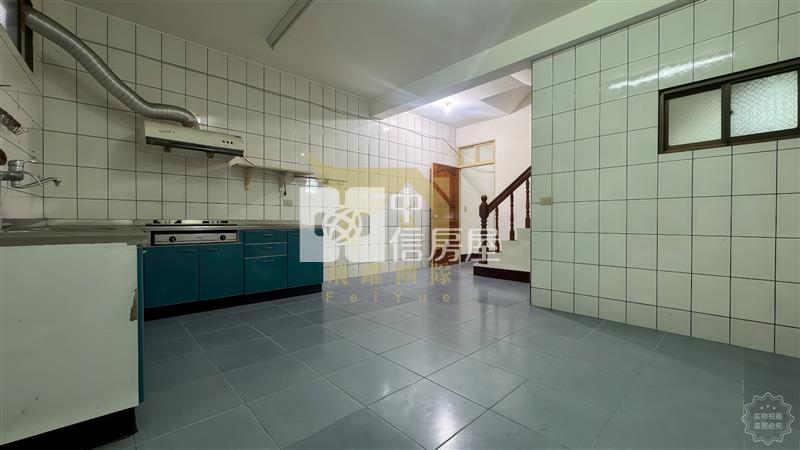 中壢體育園區旁｜大地坪前院停車透天｜使用空間約80坪房屋室內格局與周邊環境