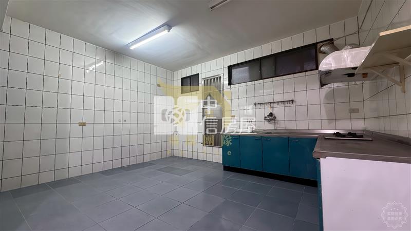 中壢體育園區旁｜大地坪前院停車透天｜使用空間約80坪房屋室內格局與周邊環境