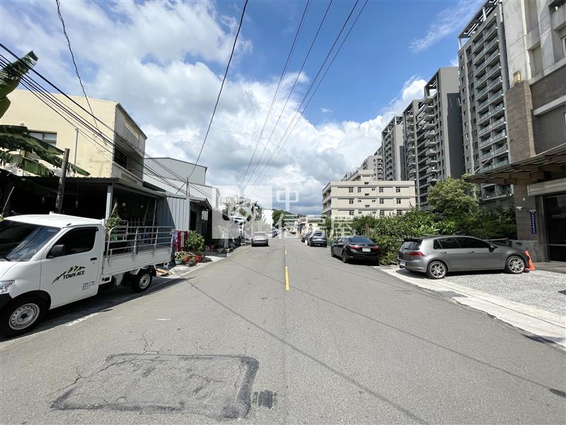 鼎川優閣三房平車房屋室內格局與周邊環境