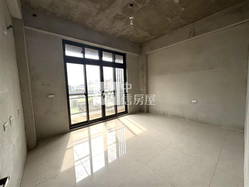 忠貞大面寬電梯店住房屋室內格局與周邊環境