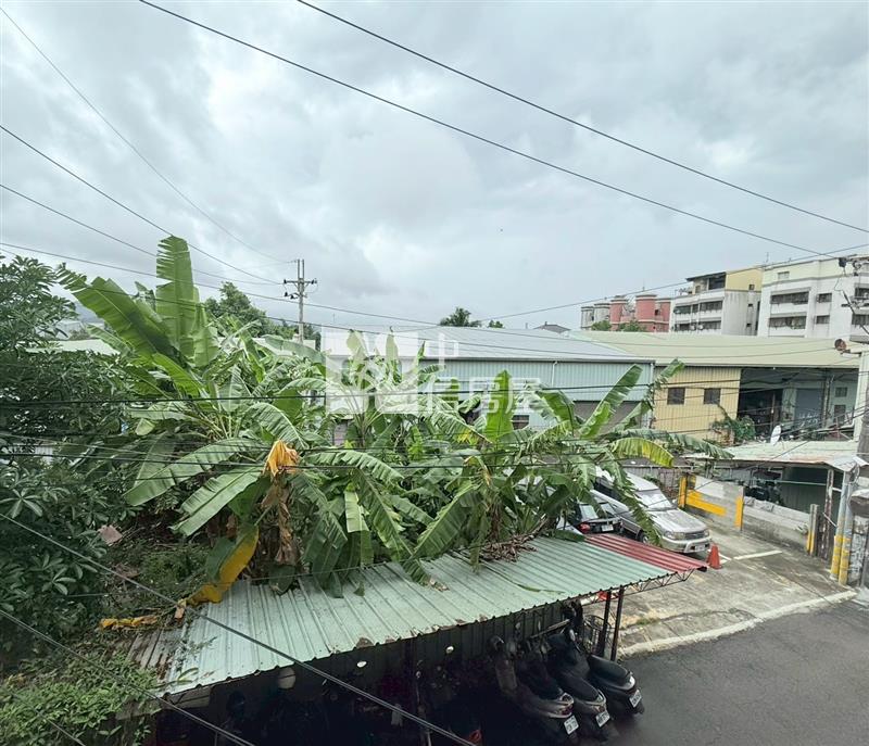 臨20米路大面寬店面房屋室內格局與周邊環境