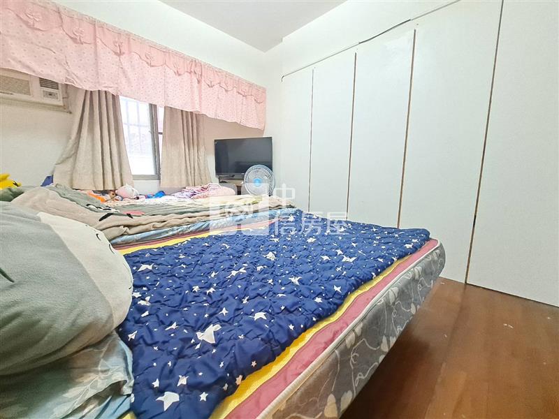 R8亞灣33樓高層收租美2房房屋室內格局與周邊環境