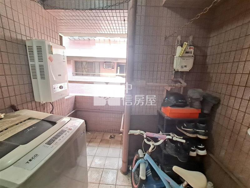 R8亞灣33樓高層收租美2房房屋室內格局與周邊環境