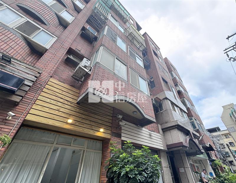 中壢體育園區黃金小店面房屋室內格局與周邊環境