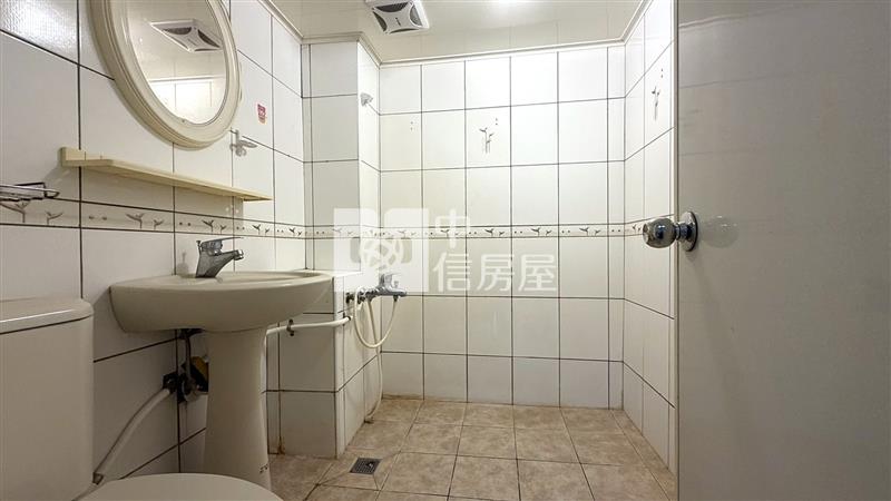 南區南平路樓店店住合一家地下室儲藏空間房屋室內格局與周邊環境