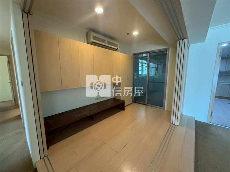 世紀宮廷大四房車房屋室內格局與周邊環境