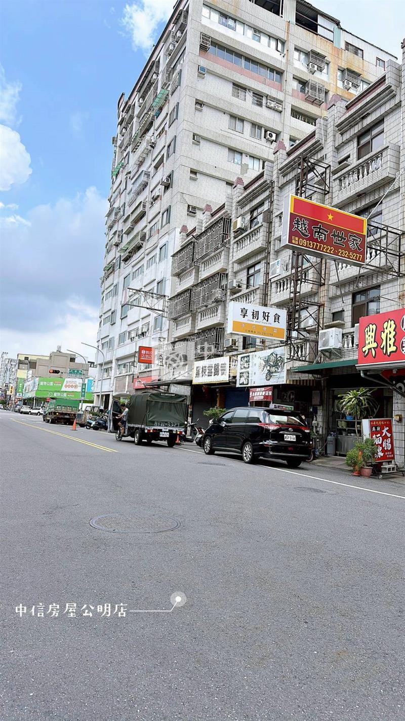 友愛商圈12米大面寬商業區金店面房屋室內格局與周邊環境