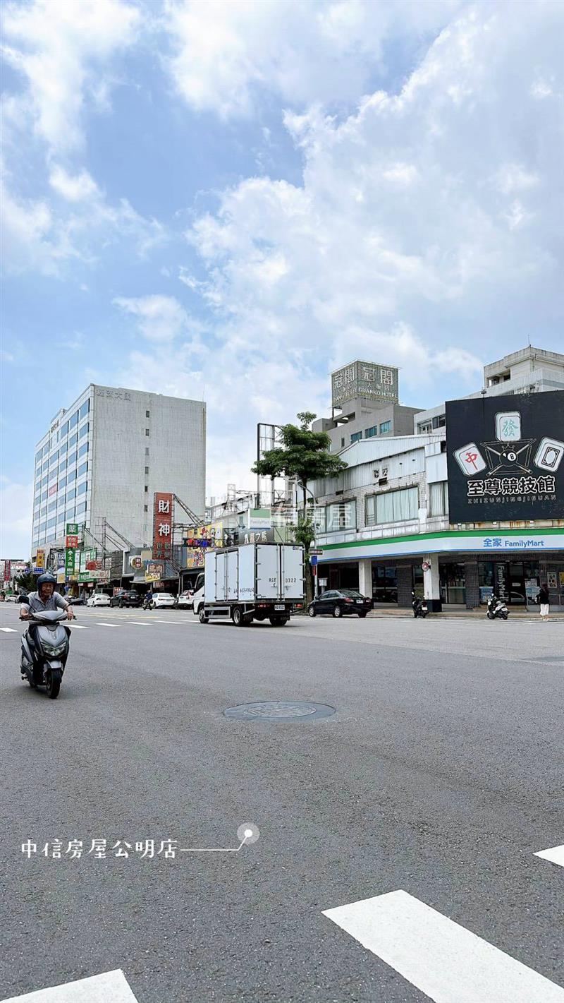 友愛商圈12米大面寬商業區金店面房屋室內格局與周邊環境