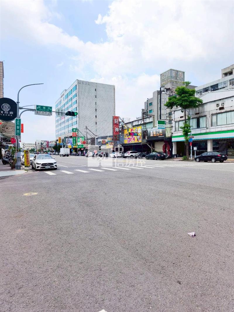 友愛商圈12米大面寬商業區金店面房屋室內格局與周邊環境