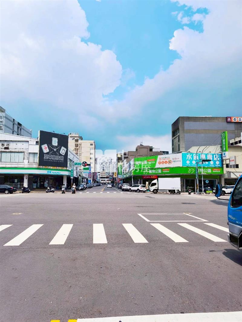 友愛商圈12米大面寬商業區金店面房屋室內格局與周邊環境