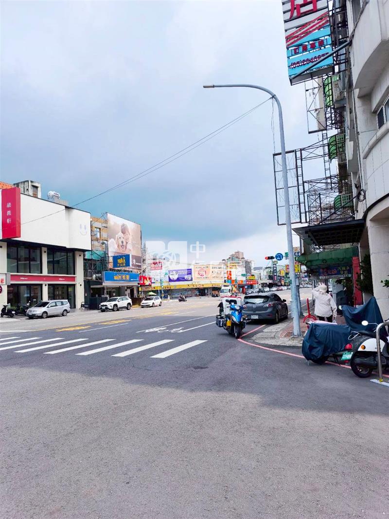 友愛商圈12米大面寬商業區金店面房屋室內格局與周邊環境
