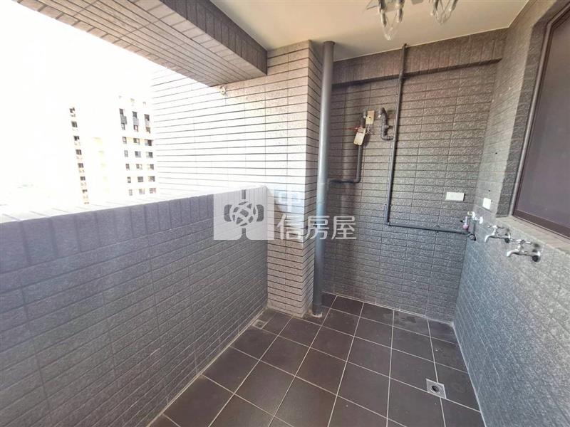 南屯富宇世界花園2房2衛平車房屋室內格局與周邊環境