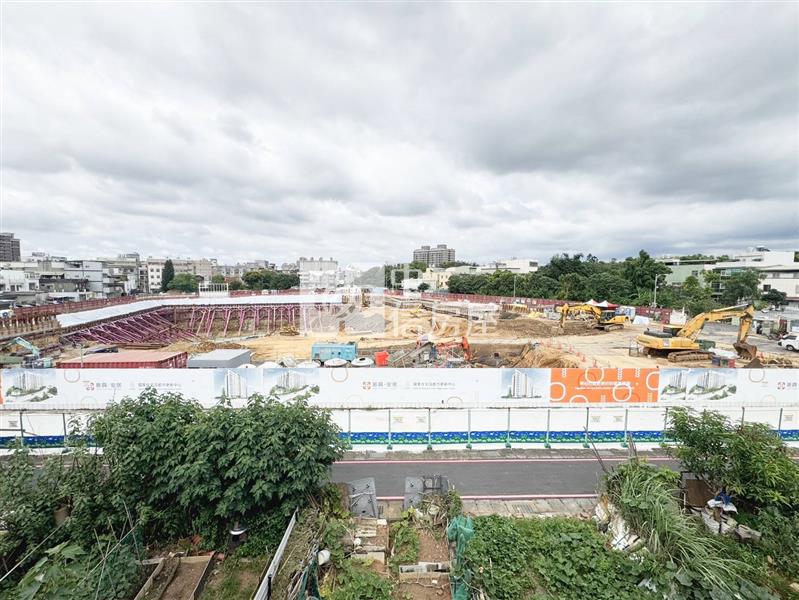 龍岡森林公園活巷前院停車美透天房屋室內格局與周邊環境